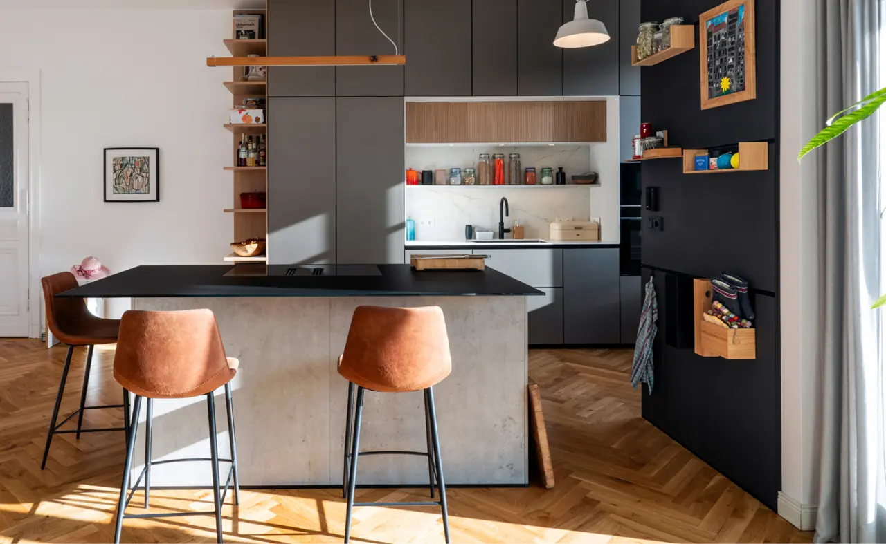 Dekorierte Küche mit Inselpartition